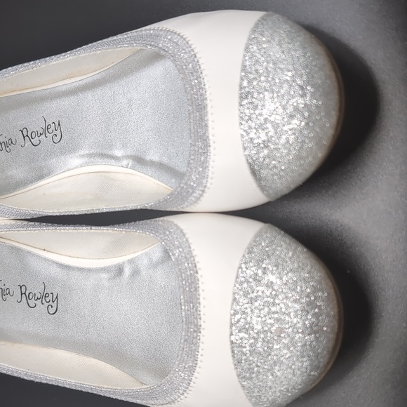 Cynthia Rowley white silver flats girls size 4 - Picture 2 of 6